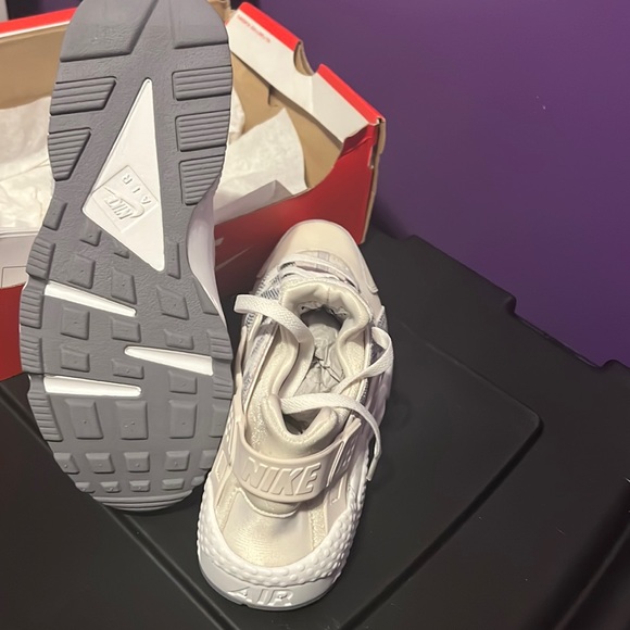 Brought the wrong size. Brand new never worn - Picture 4 of 4